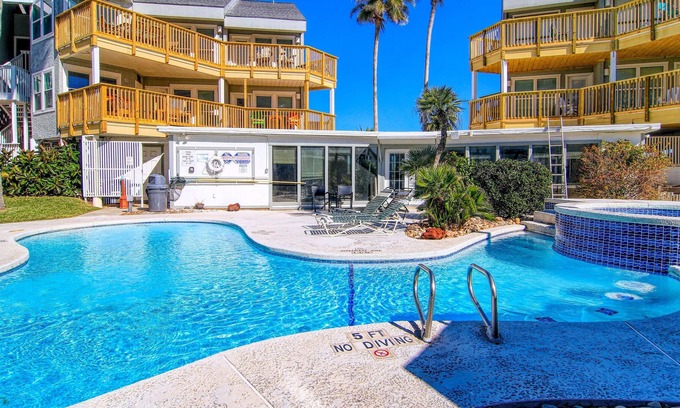 Port Aransas Condominio | Third Floor Seabatical Condo in Mustang Island by Redawning