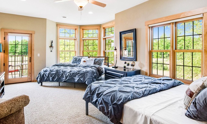 Three Lakes Condominio | Third-floor studio with kitchenette, balcony, pool, hot tubs, & gym