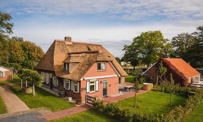 Rijssen Cabina | This 14-person group home has everything, even a hot tub and sauna!