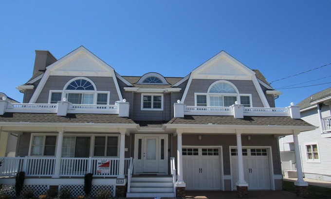 North End Casa | This 5 bedroom, 3 1/2 bath luxury house sleeps 10 and is located in a beach block