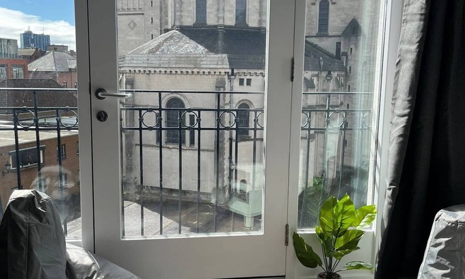 Cathedral Quarter Apartamento | This apartment is a 2 bedroom(s), 2 bathrooms, located in Belfast, Northern Ireland.