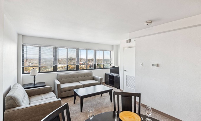 Downtown Harrisburg Apartamento | This apartment is a 2 bedroom(s), 2 bathrooms, located in Harrisburg, PA.