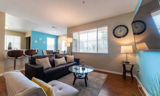 Valencia Apartamento | This apartment is a 2 bedroom(s), 2 bathrooms, located in Santa Clarita, CA.