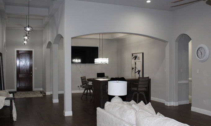 Dallas Casa | This beautiful 3200 SF single storey with loft backs onto a heavily treed forest