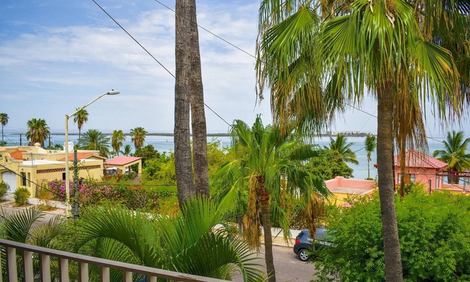 Esterito Casa | Fantástica VISTA 3 HAB. Condominio en el centro COMPLETAMENTE equipado a 1 cuadra de malecón, vista al mar