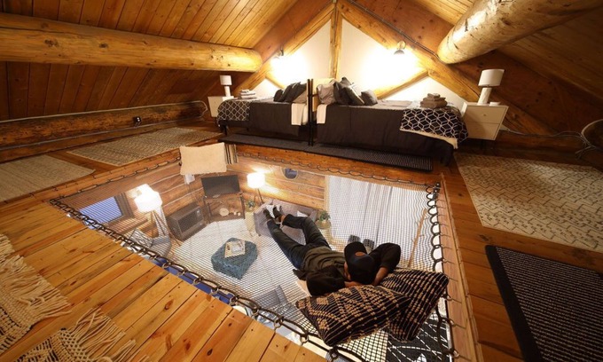 College Cabina | This beautiful log cottage has large windows that let in lots of light