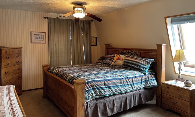 Beulah Casa | This Beautiful Secluded home; mountain views and over 3 acres; Park/Coffee Shop