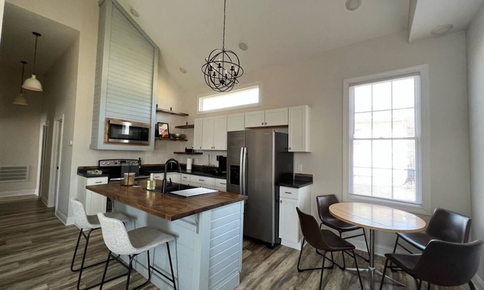 Gas City Casa | This bungalow is a 2 bedroom(s), 2 bathrooms, located in Gas City, IN.