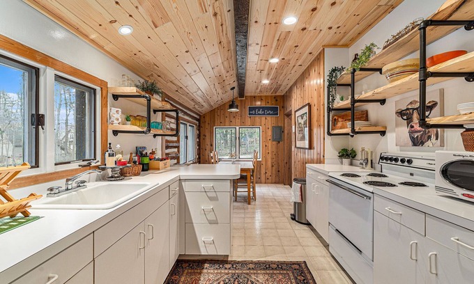 Harbor Springs Cabina | This cabin is a 2 bedroom(s), 1 bathrooms, located in Harbor Springs, MI.