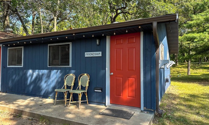 Pepin Cabina | This camper cabin with attached bathroom makes the perfect summer camp retreat!