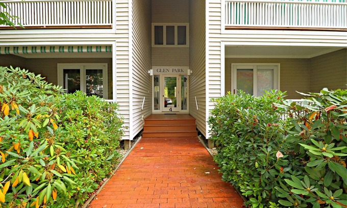 Chautauqua Condominio | This centrally located Chautauqua Institution, 2nd floor condo is adjacent to Bestor Plaza