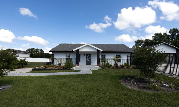 Braden River Casa | This centrally-located Parrish house has everything you need for a lovely stay!