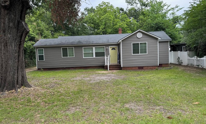 Sumter Casa | This charming 2-bed, 1-bath house offers a warm sanctuary for those on the go.