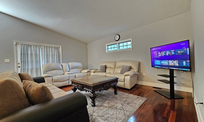 College Park Cama Y Desayuno | This charming two-level home offers the perfect mix of space and convenience