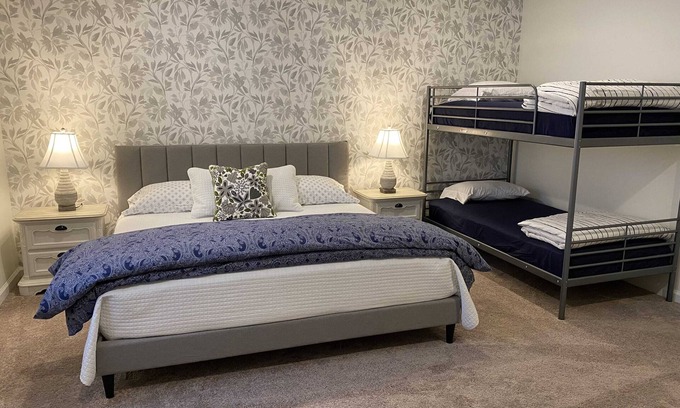 Lakeview Apartamento | This Chic Retreat is Your Exclusive Getaway - Pets Too!