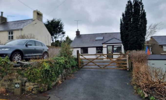 Edern Cabaña | This cottage is located less than 1 mile from Morfa Nefyn beach, the Ty Coch pub