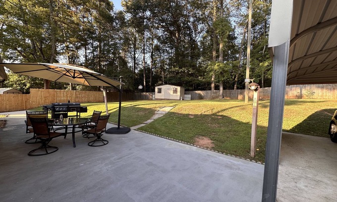 Newnan Casa | This cozy 3-bedroom home is located near Historic Downtown Newnan.