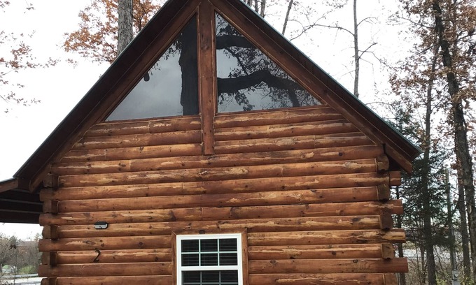Columbia Cabina | This cozy log cabin has a private entrance
