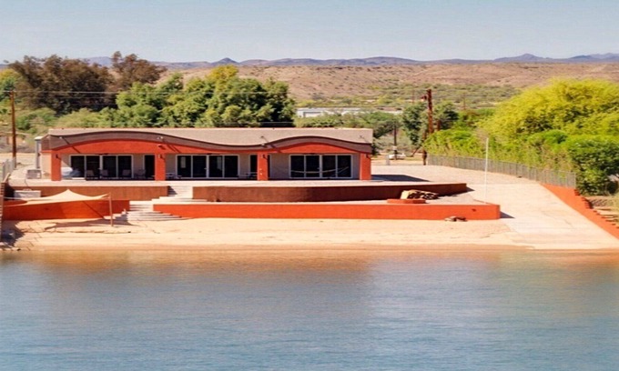 Earp Casa | Este hogar personalizado, privado, frente al río es uno de los mejores disponibles en el río