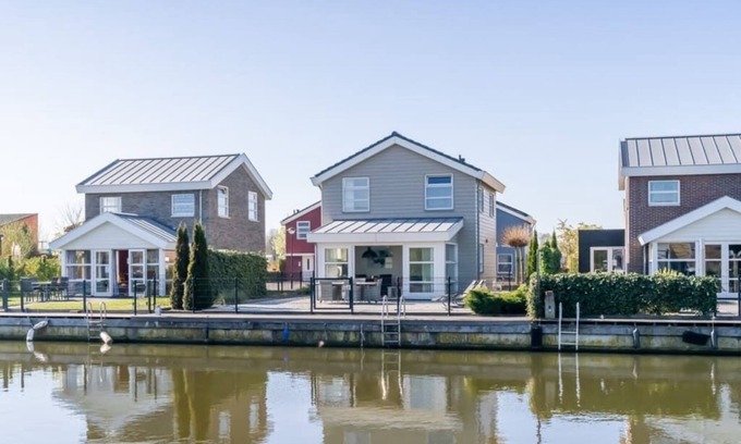 Oude-Tonge Casa | Esta isla aislada tiene un aspecto moderno. La sala de estar está en la planta baja. En el g