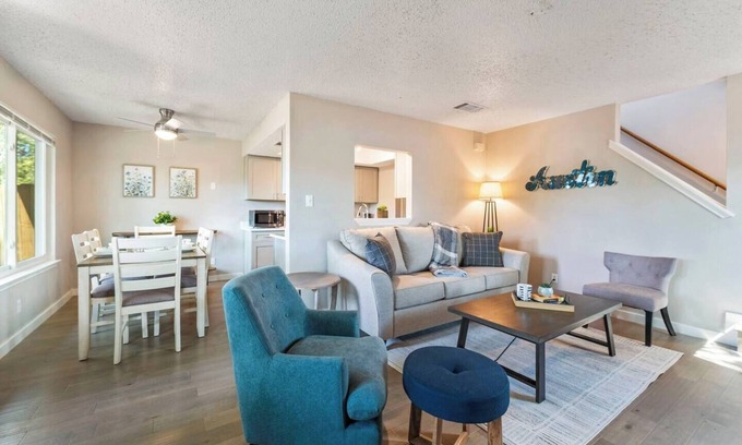 Springwoods Apartamento | This duplex is a 2 bedroom(s), 2.5 bathrooms, located in Austin, TX.