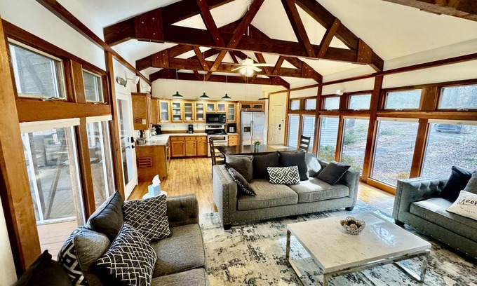 Hartwell Casa | This gorgeous lakefront home with beautiful seasonal views