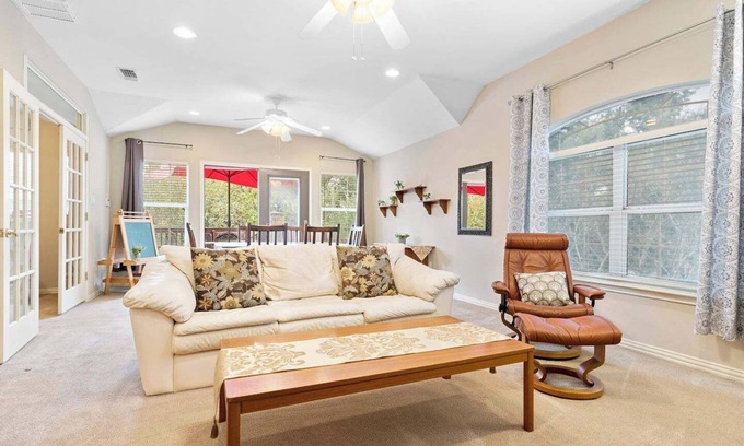 Circle C Ranch Casa | This guest house is a 2 bedroom(s), 1.5 bathrooms, located in Austin, TX.