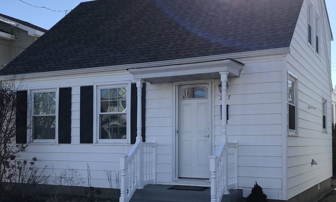 Stone Harbor Cabaña | Esta casa está situada cerca del santuario de aves, el mercado de Clarke y un mercado de mariscos y restaurantes de desayuno. Sólo un rápido paseo a la playa.