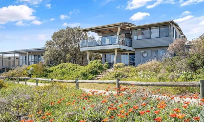 Peppermint Grove Beach Casa | This house is a 3 bedroom(s), 2 bathrooms, located in Peppermint Grove Beach, WA.