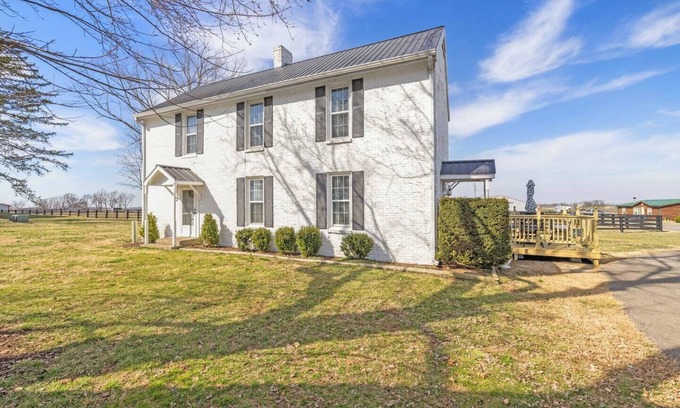 Harrodsburg Casa | This house is a 2 bedroom(s), 1.5 bathrooms, located in Harrodsburg, KY.