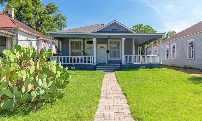 Main - Military Plaza Casa | This house is a 2 bedroom(s), 1 bathrooms, located in San Antonio, TX.