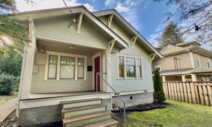 Olympia Casa | This house is a 2 bedroom(s), 1 bathrooms, located in Olympia, WA.