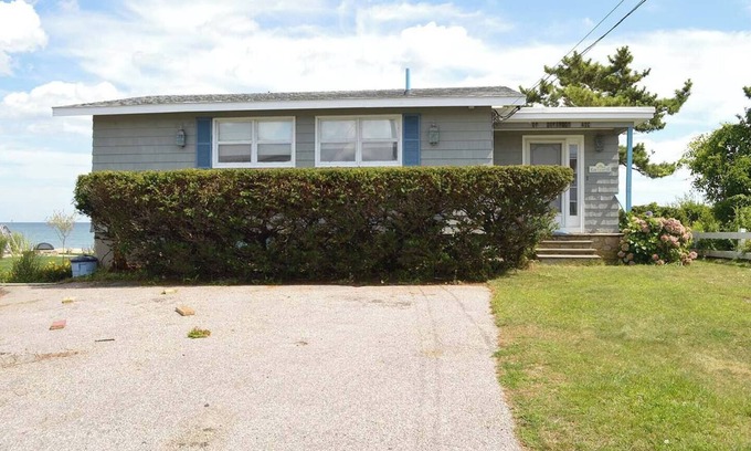Narragansett Casa | This house is a 2 bedroom(s), 1 bathrooms, located in Narragansett, RI.