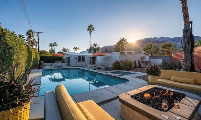 Racquet Club Estates Casa | This house is a 2 bedroom(s), 2 bathrooms, located in Palm Springs, CA.