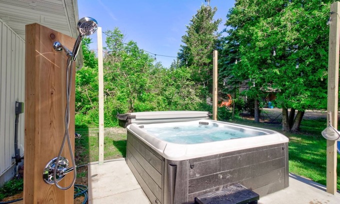 Miami Park Casa | This house is a 3 bedroom(s), 2 bathrooms, located in South Haven, MI.