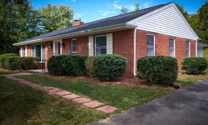 Morristown Casa | This house is a 3 bedroom(s), 2 bathrooms, located in Morristown, TN.