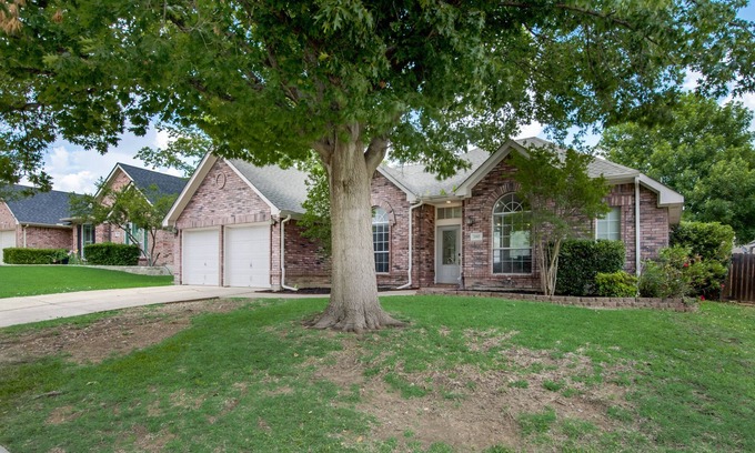 South Arlington Casa | This house is a 3 bedroom(s), 2 bathrooms, located in Mansfield, TX.