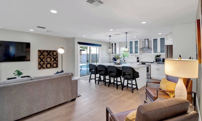 Paradise Valley Village Casa | This house is a 3 bedroom(s), 2 bathrooms, located in Phoenix, AZ.