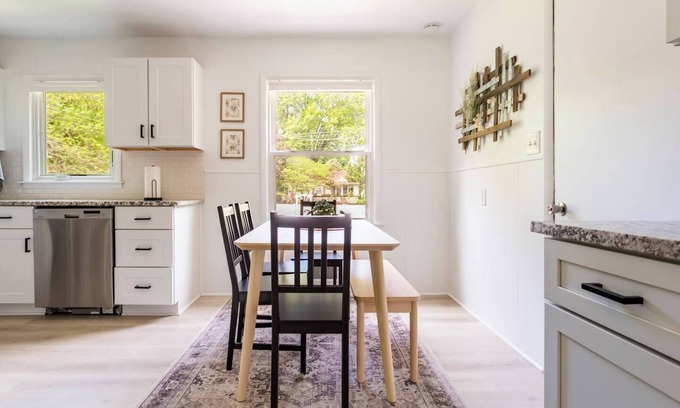 Shawnee Casa | This house is a 3 bedroom(s), 1 bathrooms, located in Shawnee, KS.
