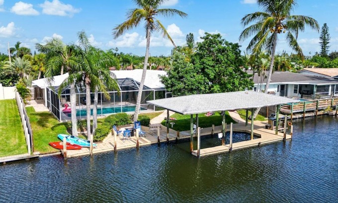 Venetian Way Casa | This house is a 4 bedroom(s), 2 bathrooms, located in Cocoa Beach, FL.