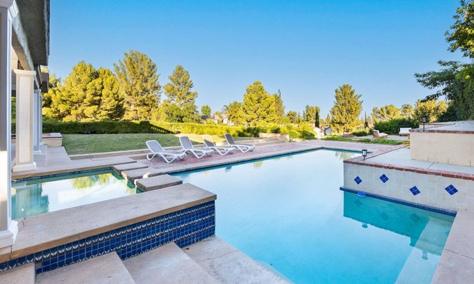 Porter Ranch Casa | This house is a 4 bedroom(s), 3 bathrooms, located in Los Angeles, CA.