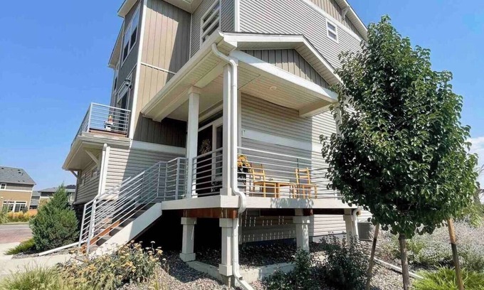 Commerce City Casa | This house is a 4 bedroom(s), 3.5 bathrooms, located in Commerce City, CO.