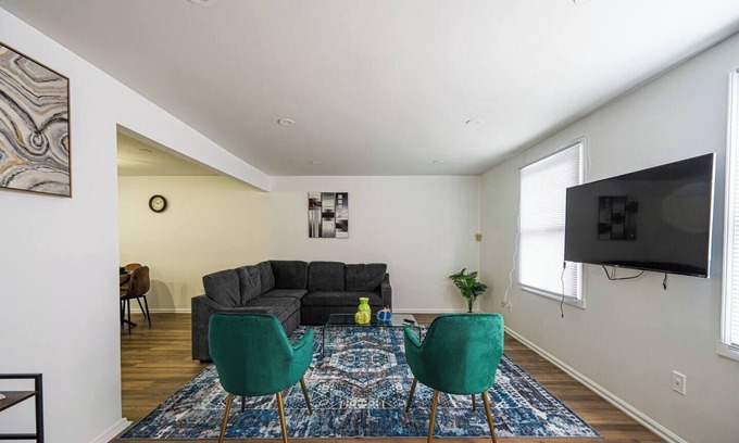 Charlotte Casa | This house is a 5 bedroom(s), 2.5 bathrooms, located in Charlotte, NC.