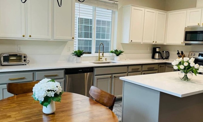 Hillsboro Casa | This house is a 5 bedroom(s), 3 bathrooms, located in Hillsboro, OR.