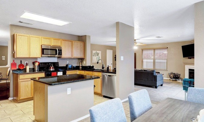 Live Oak Casa | This house is a 5 bedroom(s), 2.5 bathrooms, located in Live Oak, TX.