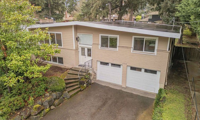 Mercer Island Casa | This house is a 5 bedroom(s), 3 bathrooms, located in Mercer Island, WA.