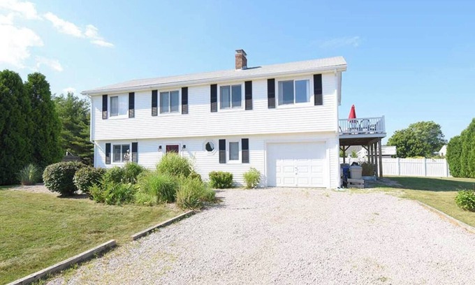 Eastward Look Casa | This house is a 5 bedroom(s), 2 bathrooms, located in Narragansett, RI.