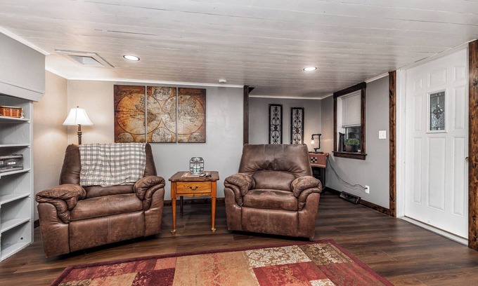 Lafayette County Casa | This house is a cozy escape in the rural neighborhood of Leadmine Wisconsin.