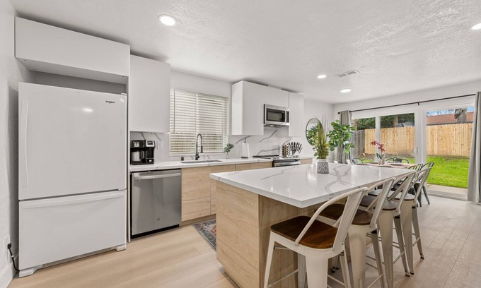 Citrus Heights Casa | This house is a 3 bedroom(s), 2 bathrooms, located in Citrus Heights, CA.