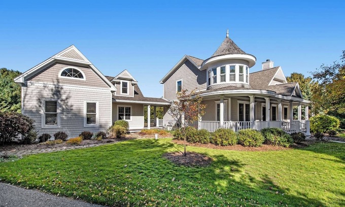 Harbor Springs Casa | This house is a 3 bedroom(s), 3 bathrooms, located in Harbor Springs, MI.